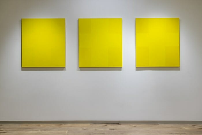 Tres cuadros en color amarillo de la exposición de Yaima Carrazama