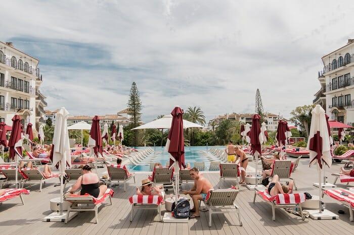 Gente en hamacas de la piscina de Hard Rock Hotel Marbella