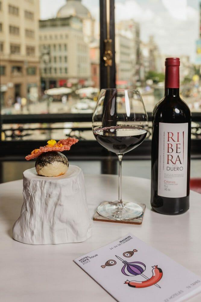 Botella de vino con tapa en una mesa de un Hotel de Madrid