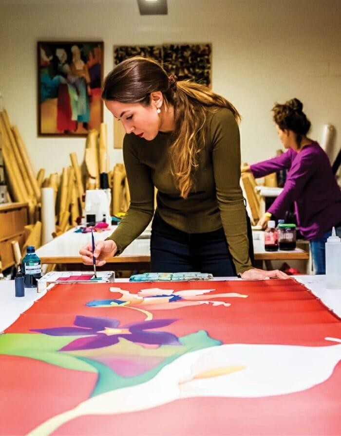 Mujer pintando en un taller de Puente Romano