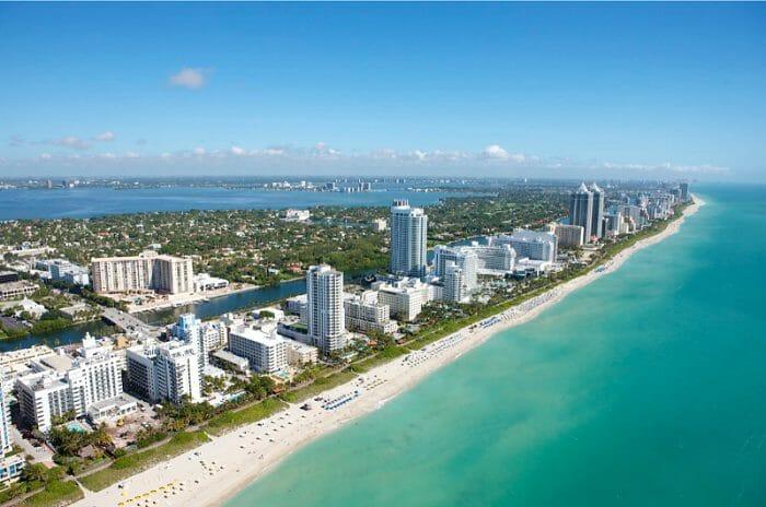 Playa con arena blanca de Miami Beach