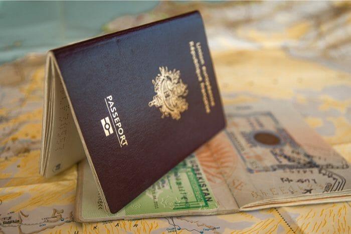 Imagen de un pasaporte encima de la mesa
