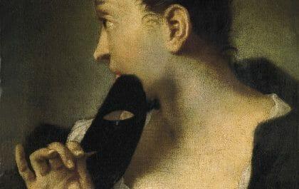 Mujer con una máscara negra en la mano
