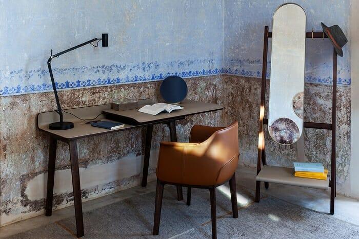 Zona de oficina con un escritorio de madera y butaca