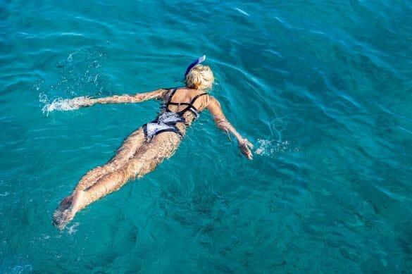 Mujer en el mar nadando