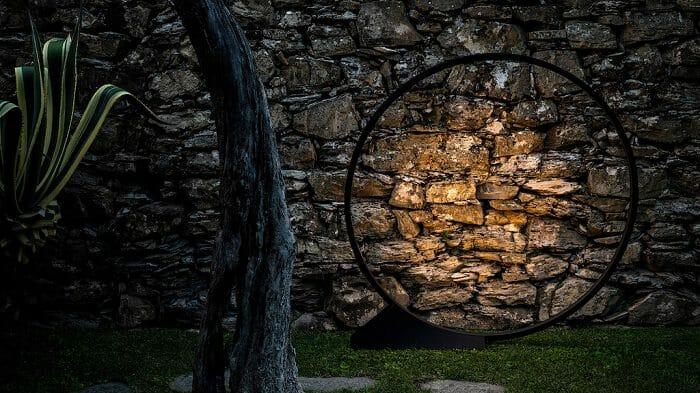 Zona exterior con pared de piedra y árbol
