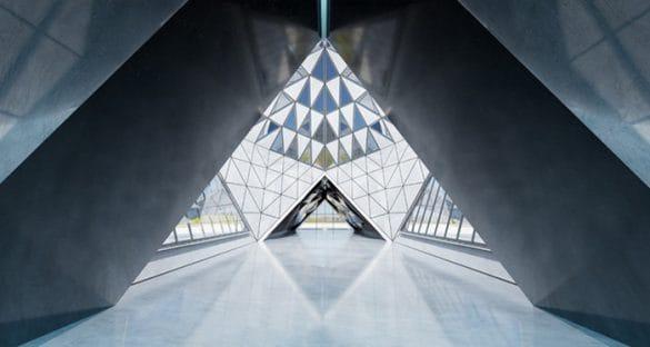 edificio triangular de cristal