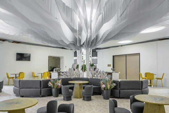 Espacio de mesas, sillones y sillas en Marbella Design