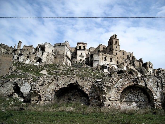 Vistas de una ciudad fantasma en Italia
