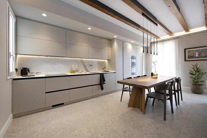 Diseño de una cocina blanca abierta