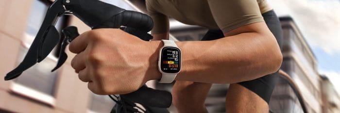 Brazo de un ciclista llevando un smartwatch HONOR