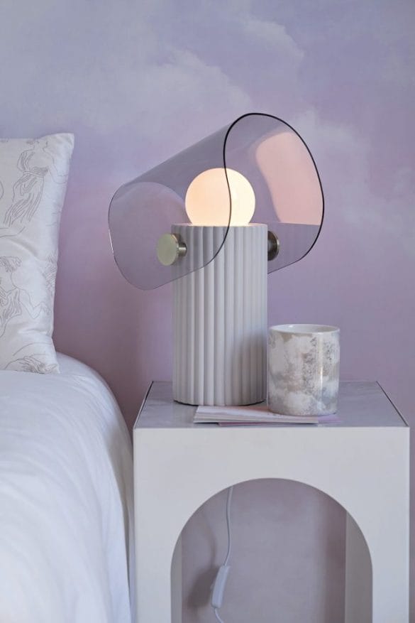 Mesilla de dormitorio con una lámpara de diseño moderno de Maisons du Monde