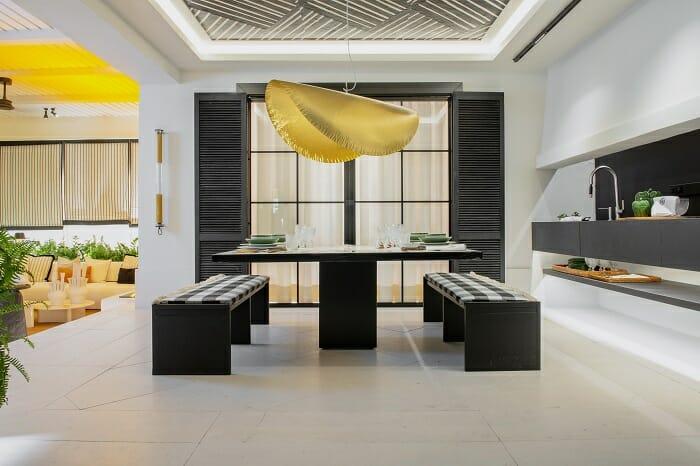 Espacio de interiorismo de una cocina con su mesa y asientos de Marbella Design