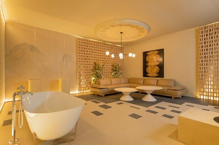 Cuarto de baño con bañera de diseño de Marbella Design