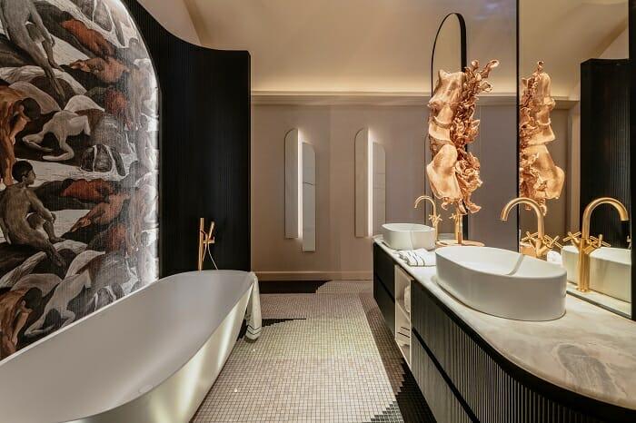 Espacio de Marbella Design un cuarto de baño con bañera y dos lavabos