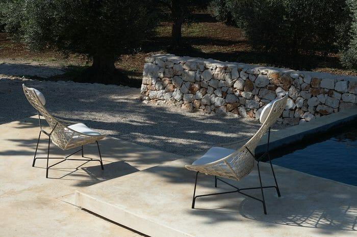 Dos sillas de diseño para exterior en un patio