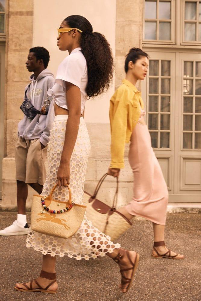 Modelos llevando bolsos de Longchamp
