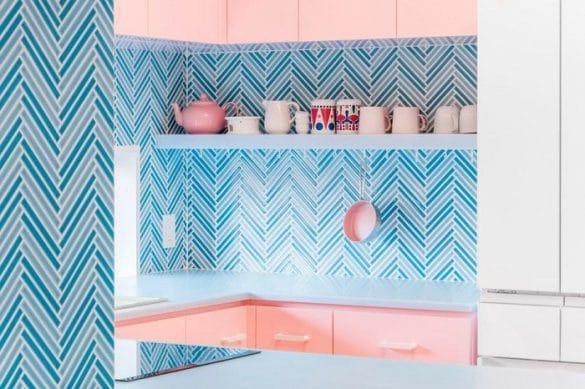 Cocina moderna con paredes y encimera color azul saphhire y muebles rosa