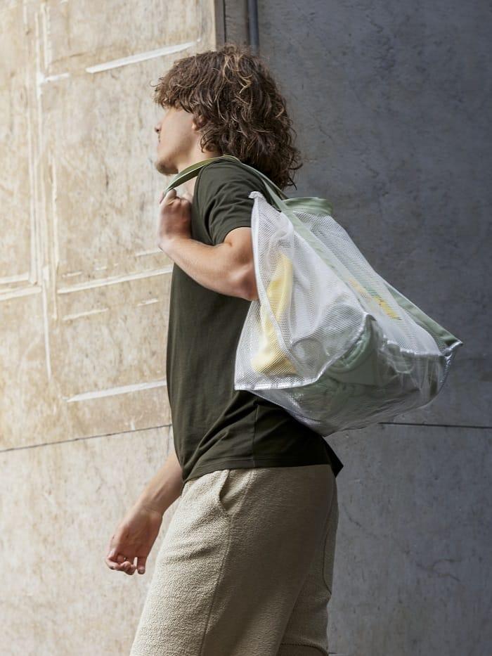 Persona llevando una bolsa de malla de Ikea