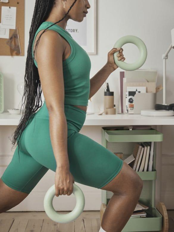 Mujer haciendo ejercicio con aros de Ikea
