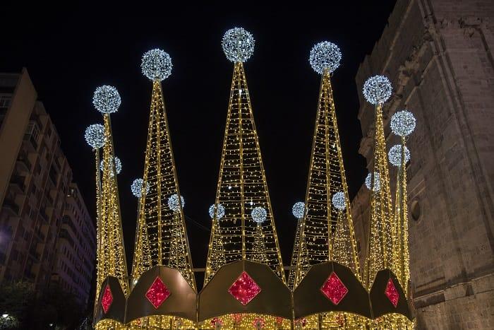 Iluminación navideña en forma de corona en Valladolid