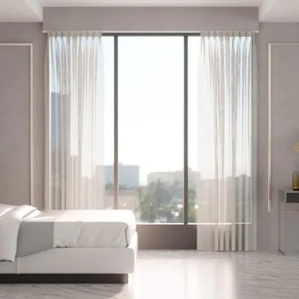 Habitación con cortinas blancas transparentes