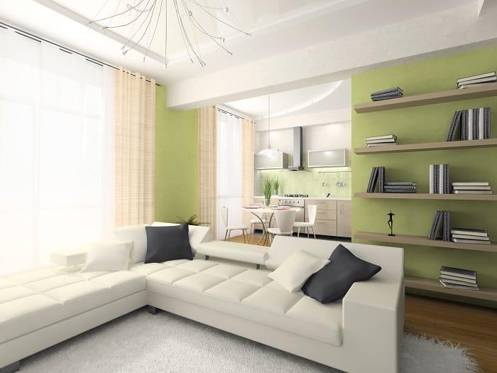 Salón con cortinas blancas, sofás blanco y pared en verde pistacho
