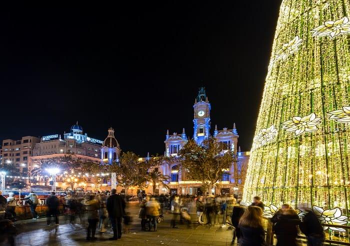 Árbol de Navidad iluminado en la plaza de Valencia