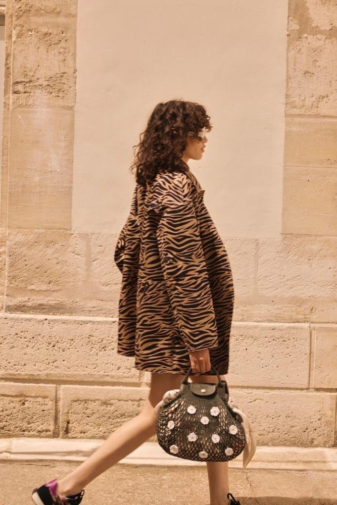 Modelo con un abrigo de leopardo y bolso de Longchamp