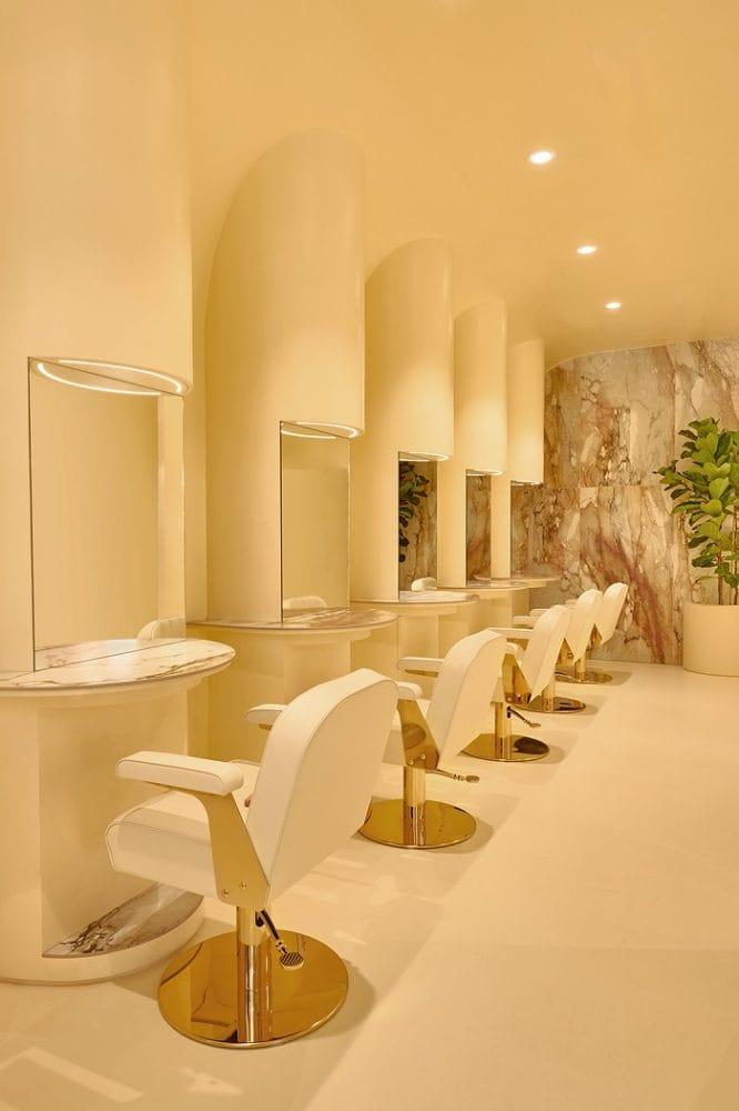 Salón de belleza Emma cabinas de estilismo con espejo y asientos cómodos