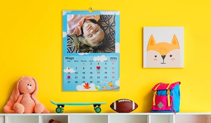 Calendario personalizado con foto de niño en la pared de una habitación infantil