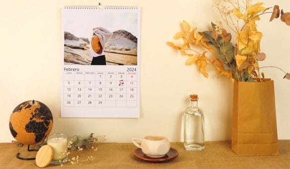 Mesa con artículos y en la pared un calendario personalizado con fotos