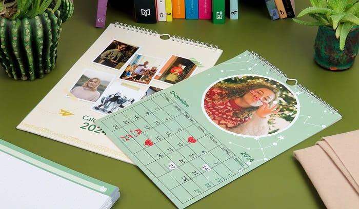 Un par de calendarios personalizado con fotos encima de la mesa