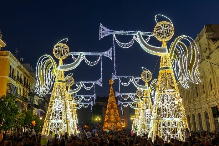 Iluminación en el Ayuntamiento de Sevilla para Navidad, ángeles tocando