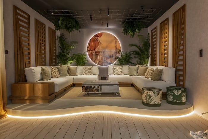 Zona de gran sofás blancos, proyecto de Marbella Design