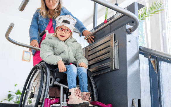 niña silla de ruedas accesibilidad