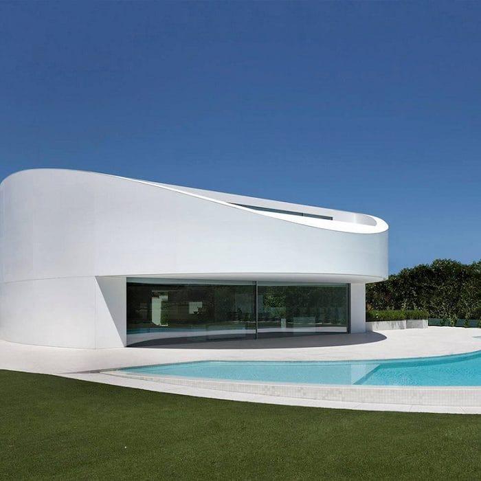 Villa moderna de lujo con líneas futuristas