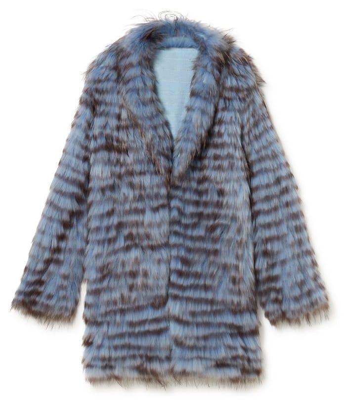 Silueta de un abrigo de pelo azul claro de la marca Simorra