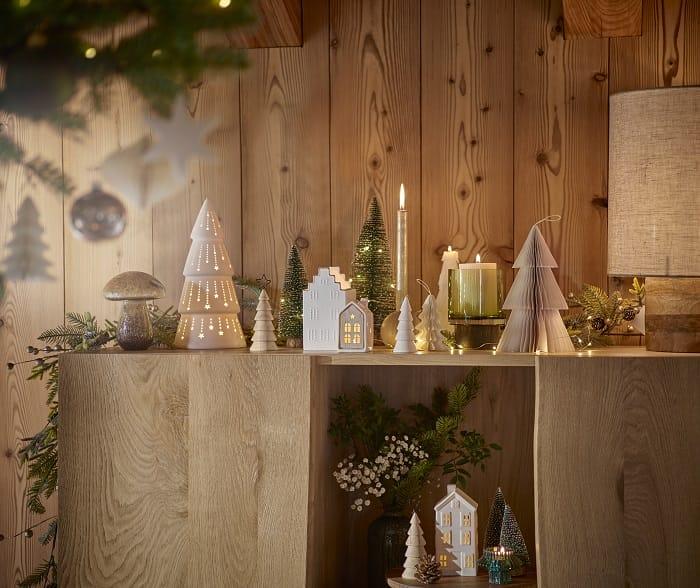 Aparador con artículos navideños de decoración como arbolitos pequeños de Navidad