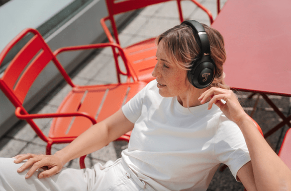 mujer con auriculares de diseño en terraza