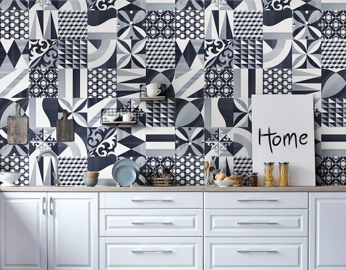 Cocina blanca con azulejos decorativos