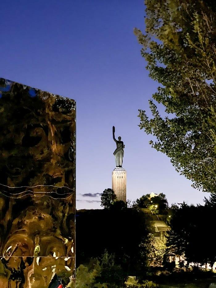 Pabellón de observación con la estatua de madre armenia de fondo anocheciendo