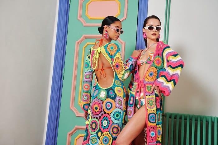 Dos modelos posando con ropa veraniega y colorida de CeliaB