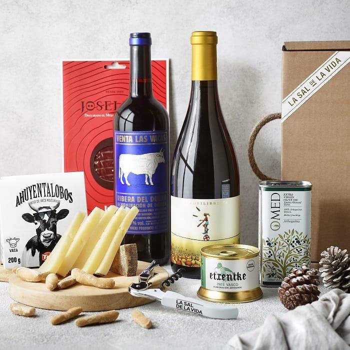 Varios productos gourmet para celebrar la Navidad como queso, vino, champagne