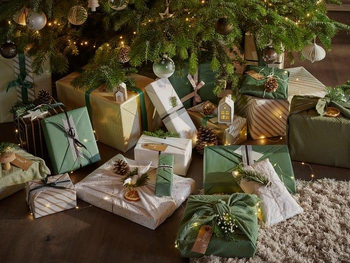 Varios regalos de Navidad a los pies del árbol de Navidad de un hogar