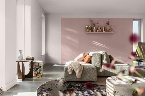 Salón con paredes en blanco y rosa suave