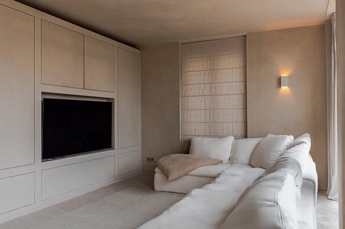 Zona de sofás con televisión de la casa de la modelo Romee Strijd