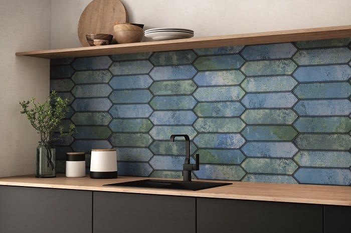 Encimera de color madera en cocina negra con unos azulejos azulejos