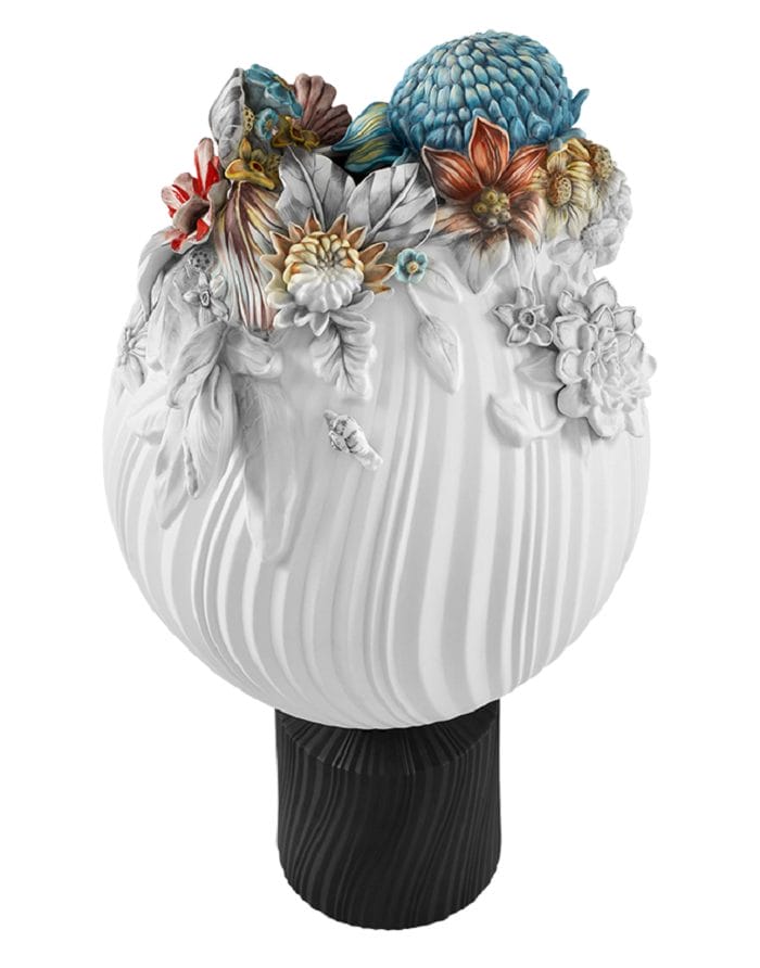 Silueta de una bombonera blanca con decoración floral