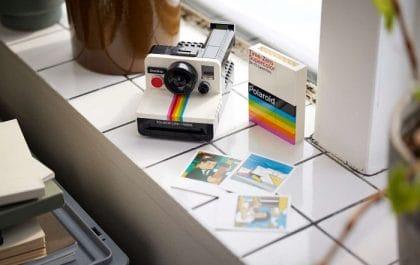 Cámara de fotografía de LEGO y Polaroid en mesa